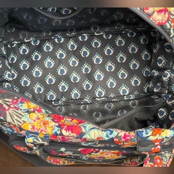 Vera Bradley Khaki Green & Floral Patterned Tote. Overnight bag - Picture 11 of 14